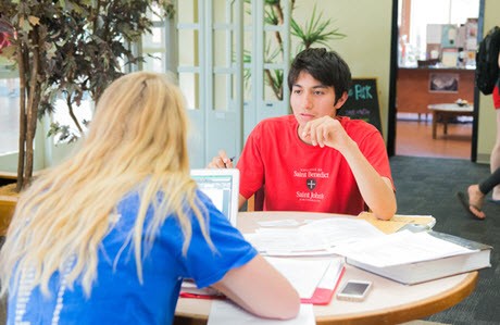 圣本尼迪克与圣约翰大学学院图书馆中的学生