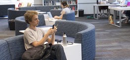 学生们在克莱蒙特学院图书馆的图片