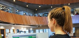 学生在瓦赫宁恩大学暨研究中心图书馆